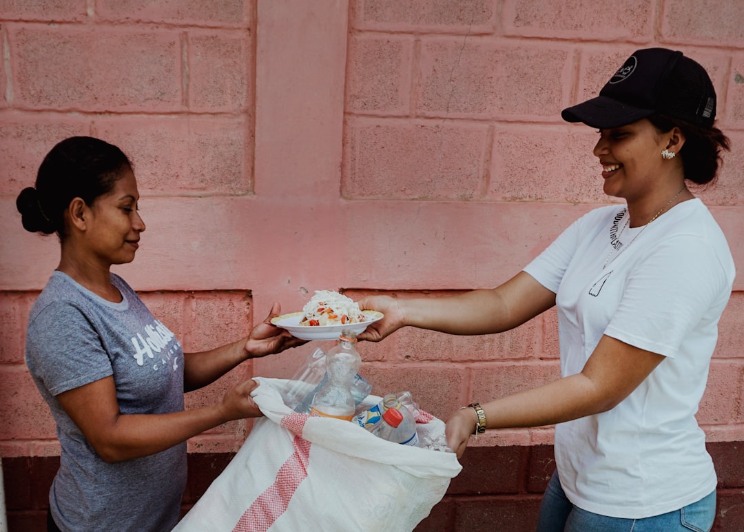 Voluntários ajudando
